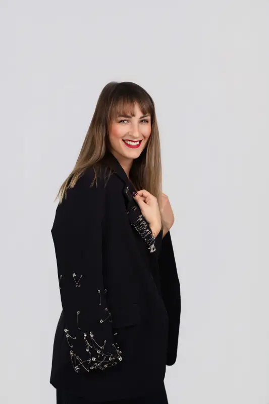 Hi, Im Anzhelika Your Business BLueprint is a 3 months live program for small business owners, service providers and entrepreneurs that teaches the the essential knowledge and skills on how to start their business, set up marketing for small businesses, online presence, sales and customer acquisition for small businesses. Over a series of 12 lessons, 12 hands-on workshops and 1:1 mentorship sessions we help small business owners start a business with confidence and independence.